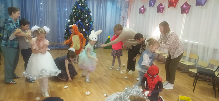 Фотография детей у елки